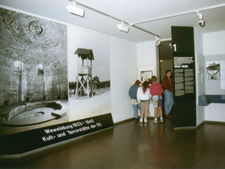 1985: Das Foyer der früheren Dokumentation- und Gedenkstätte „Wewelsburg 1933 – 1945. Kult- und Terrorstätte der SS“ ©Archiv Kreismuseum Wewelsburg